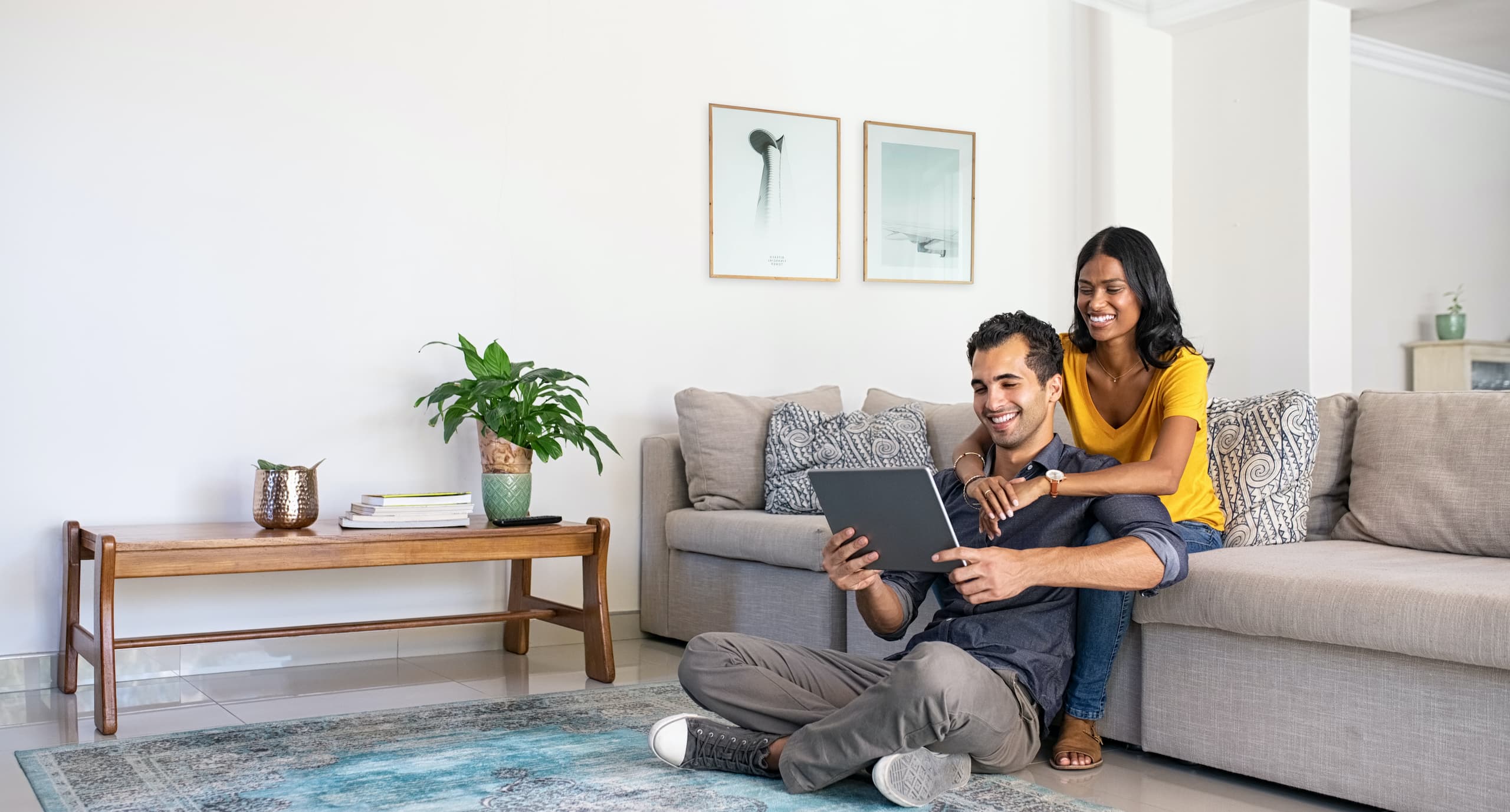 Couple qui regarde une tablette